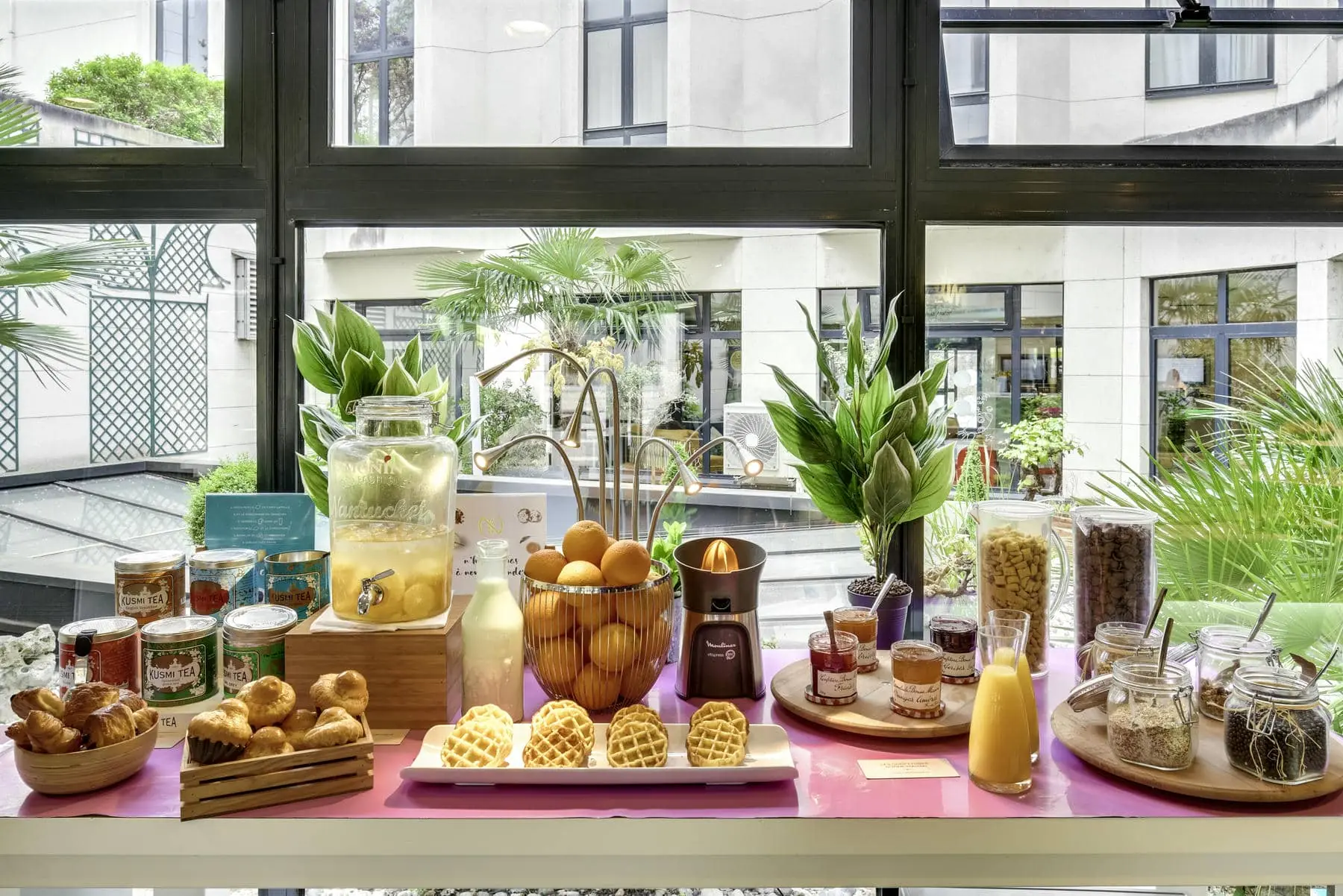 une table de buffet avec un panneau portant l'inscription " a "