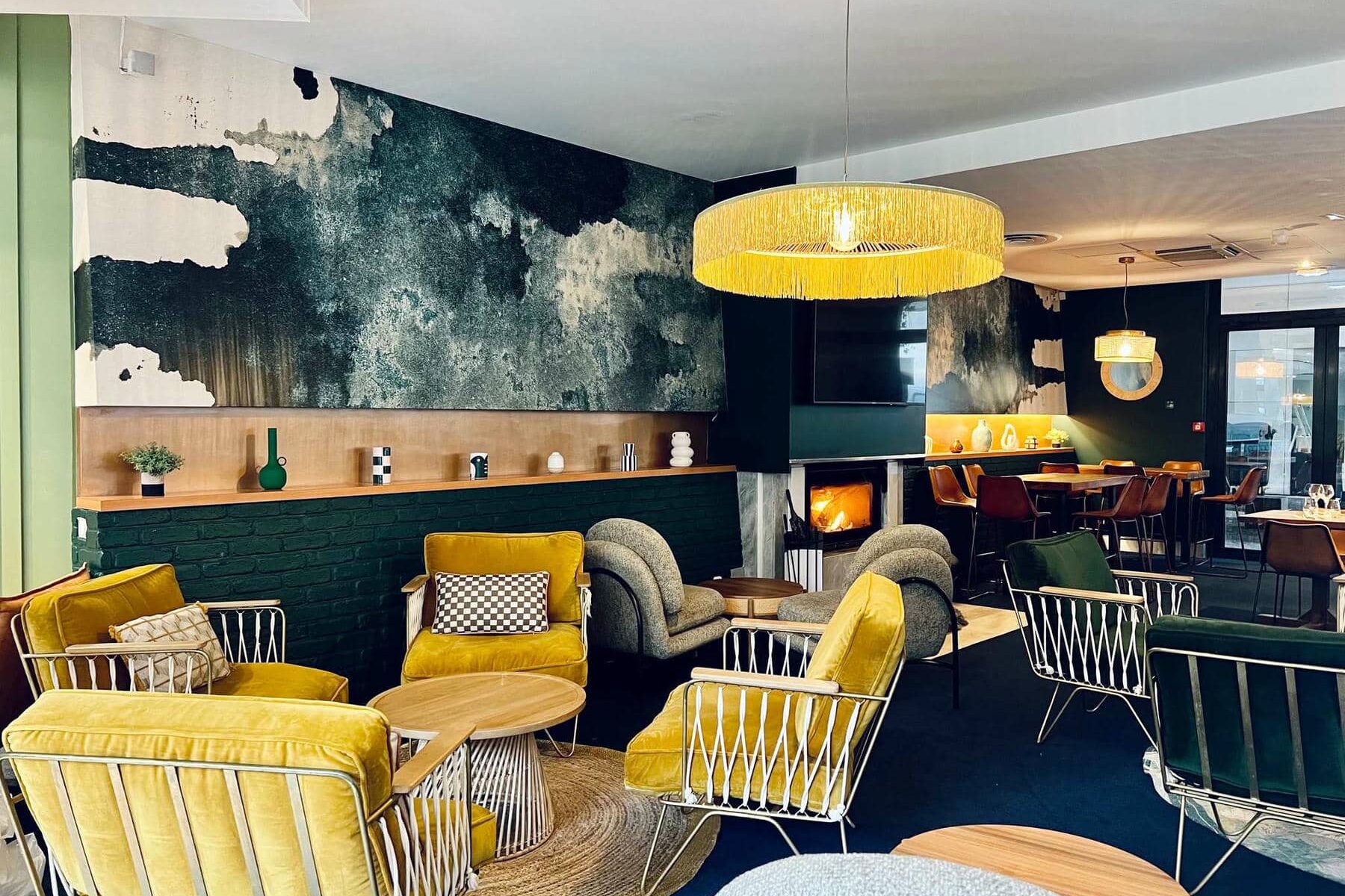 une pièce avec des chaises jaunes et une lampe jaune