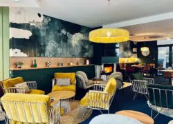 une pièce avec des chaises jaunes et une lampe jaune