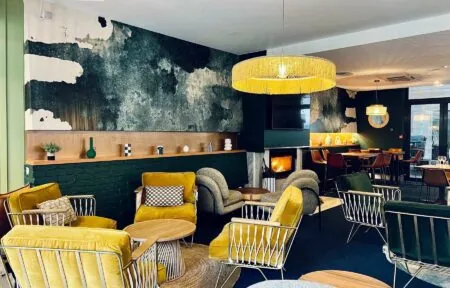 une pièce avec des chaises jaunes et une lampe jaune