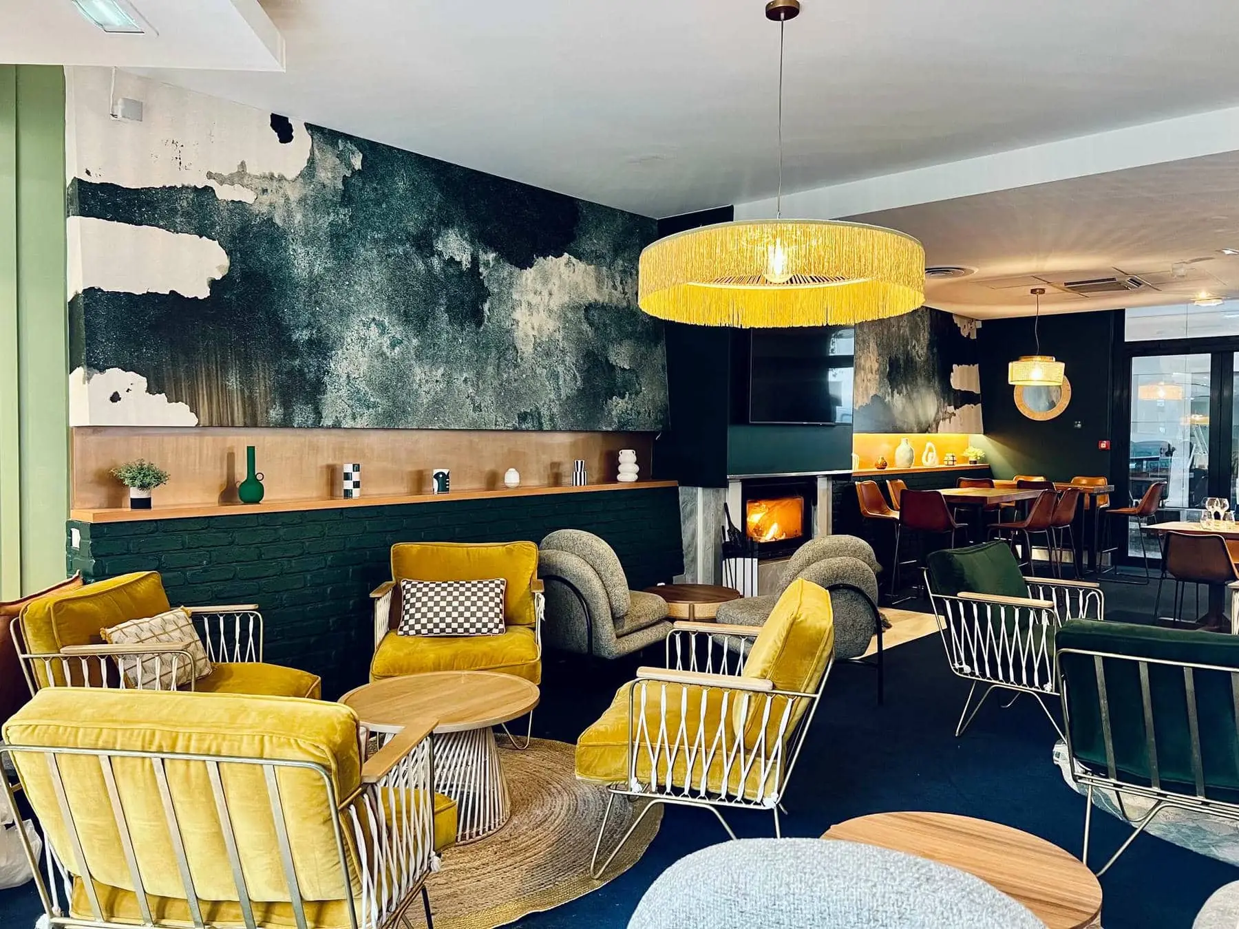 une pièce avec des chaises jaunes et une lampe jaune