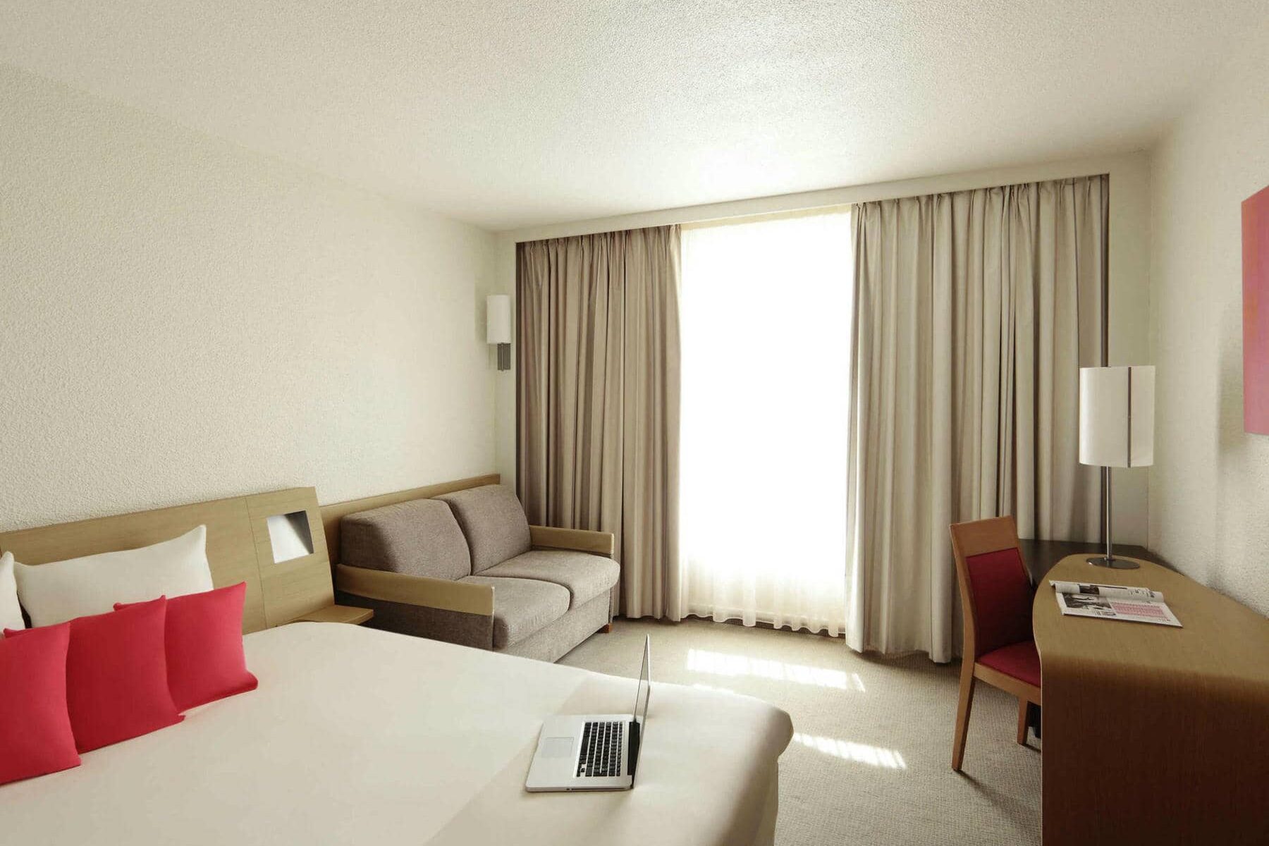 une chambre d'hôtel avec un ordinateur portable sur le lit