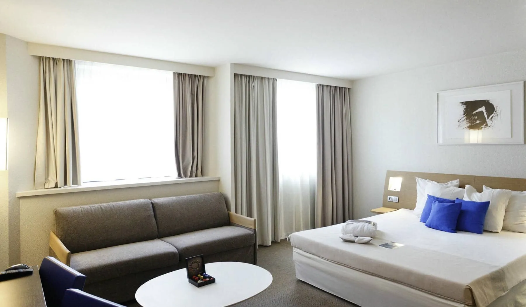 une chambre d'hôtel avec un grand lit et un canapé