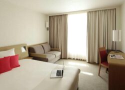 une chambre d'hôtel avec un ordinateur portable sur le lit