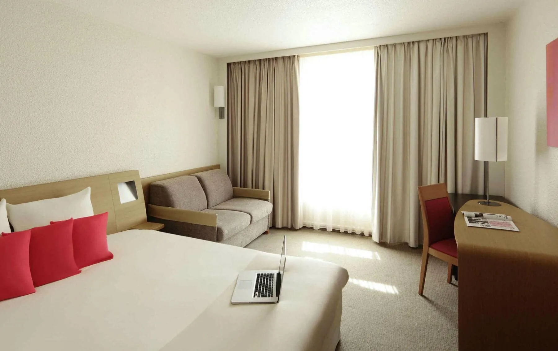 une chambre d'hôtel avec un ordinateur portable sur le lit