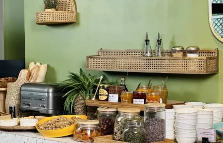 Détail d'un buffet petit-déjeuner avec grille-pain, confitures, céreales et autres produits