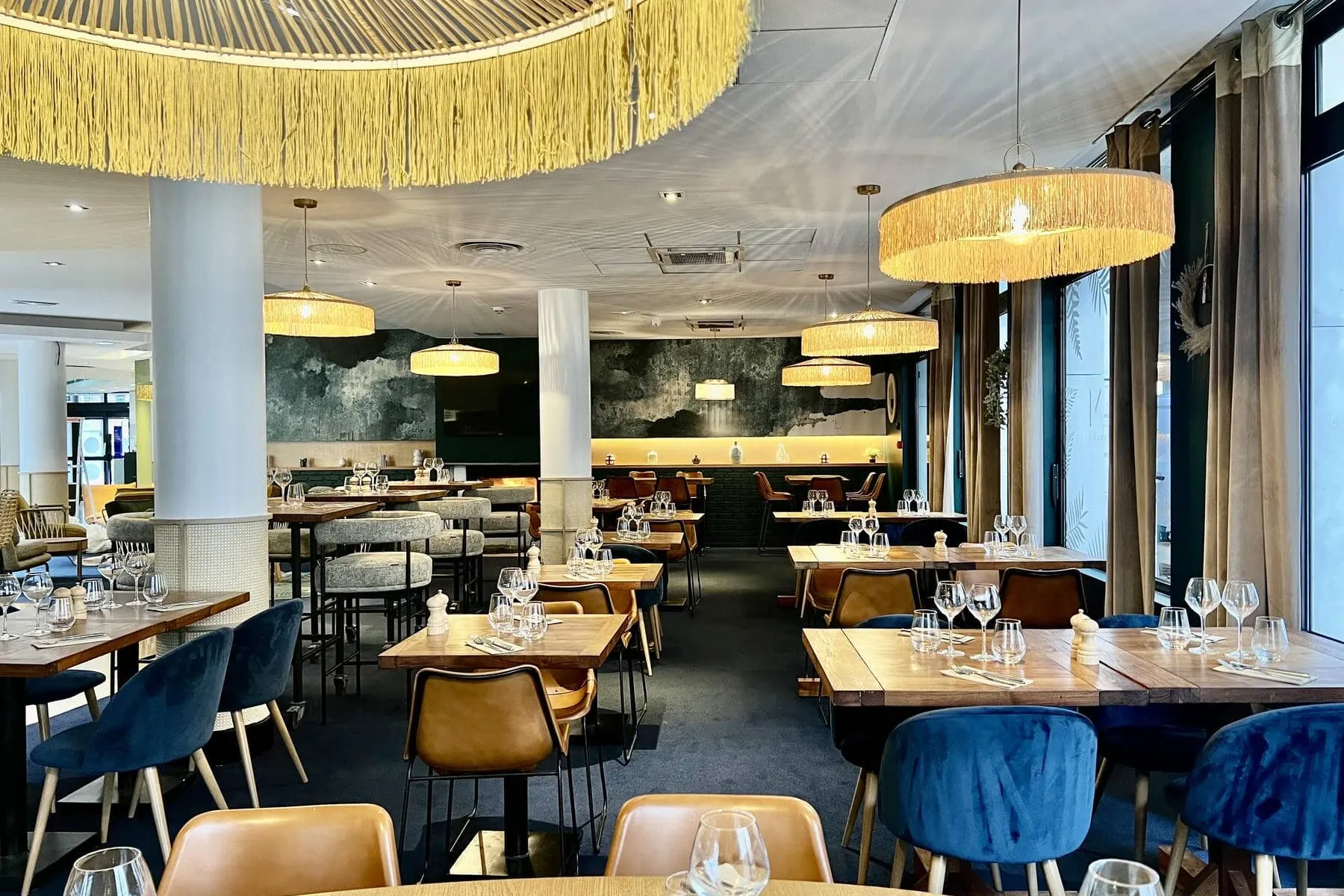 un restaurant avec beaucoup de tables et de chaises