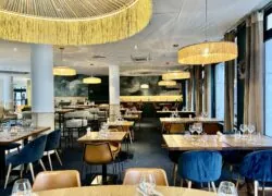 un restaurant avec beaucoup de tables et de chaises