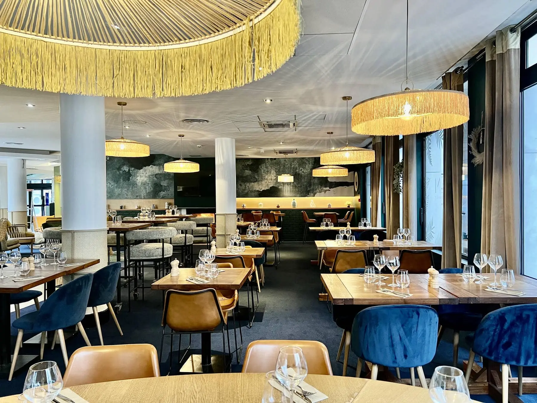 un restaurant avec beaucoup de tables et de chaises