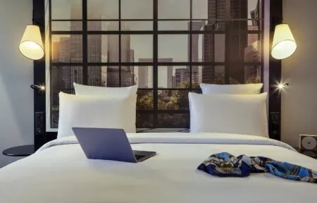 une chambre d'hôtel avec un ordinateur portable sur le lit