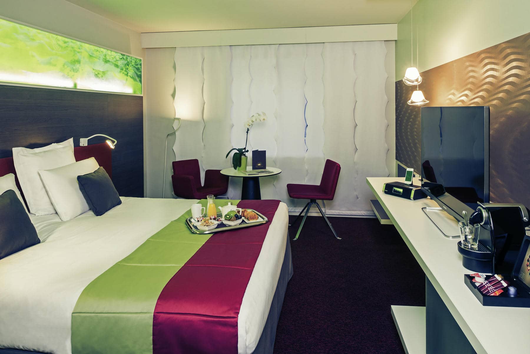 une chambre d'hôtel avec un plateau de nourriture sur le lit