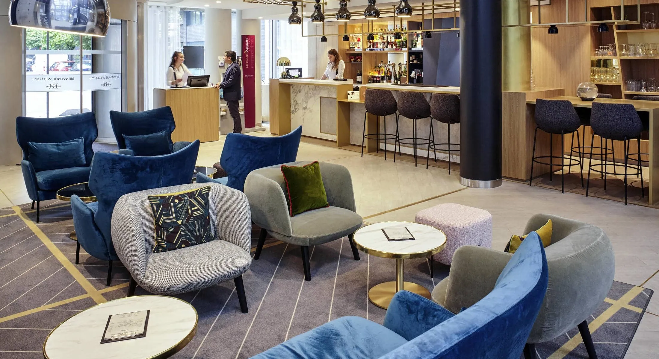 une femme se tient à un comptoir dans le hall d'un hôtel