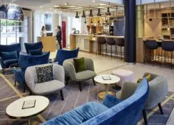 une femme se tient à un comptoir dans le hall d'un hôtel