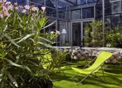 un patio avec des chaises et des tables jaunes devant un bâtiment