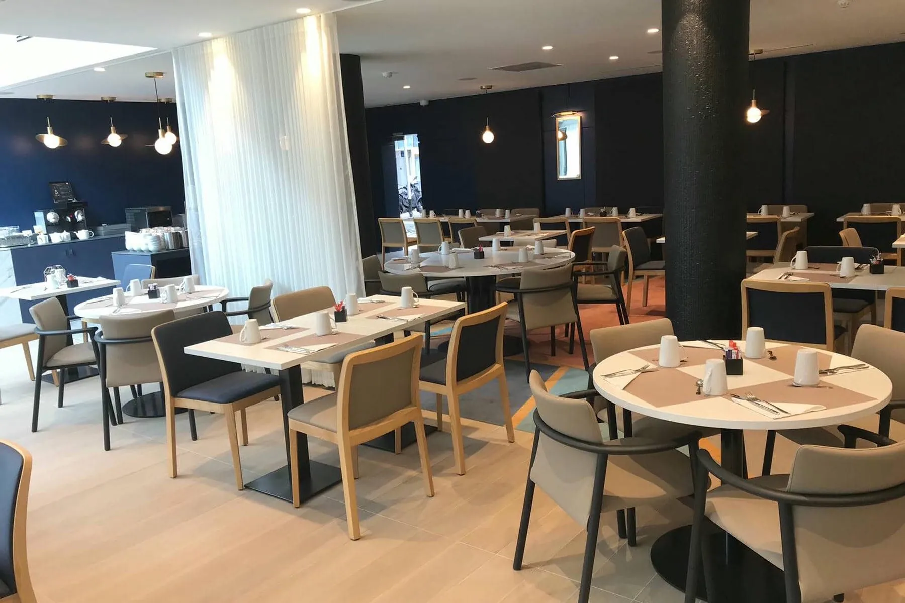 un restaurant avec des tables et des chaises pour le petit-déjeuner