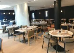 un restaurant avec des tables et des chaises pour le petit-déjeuner