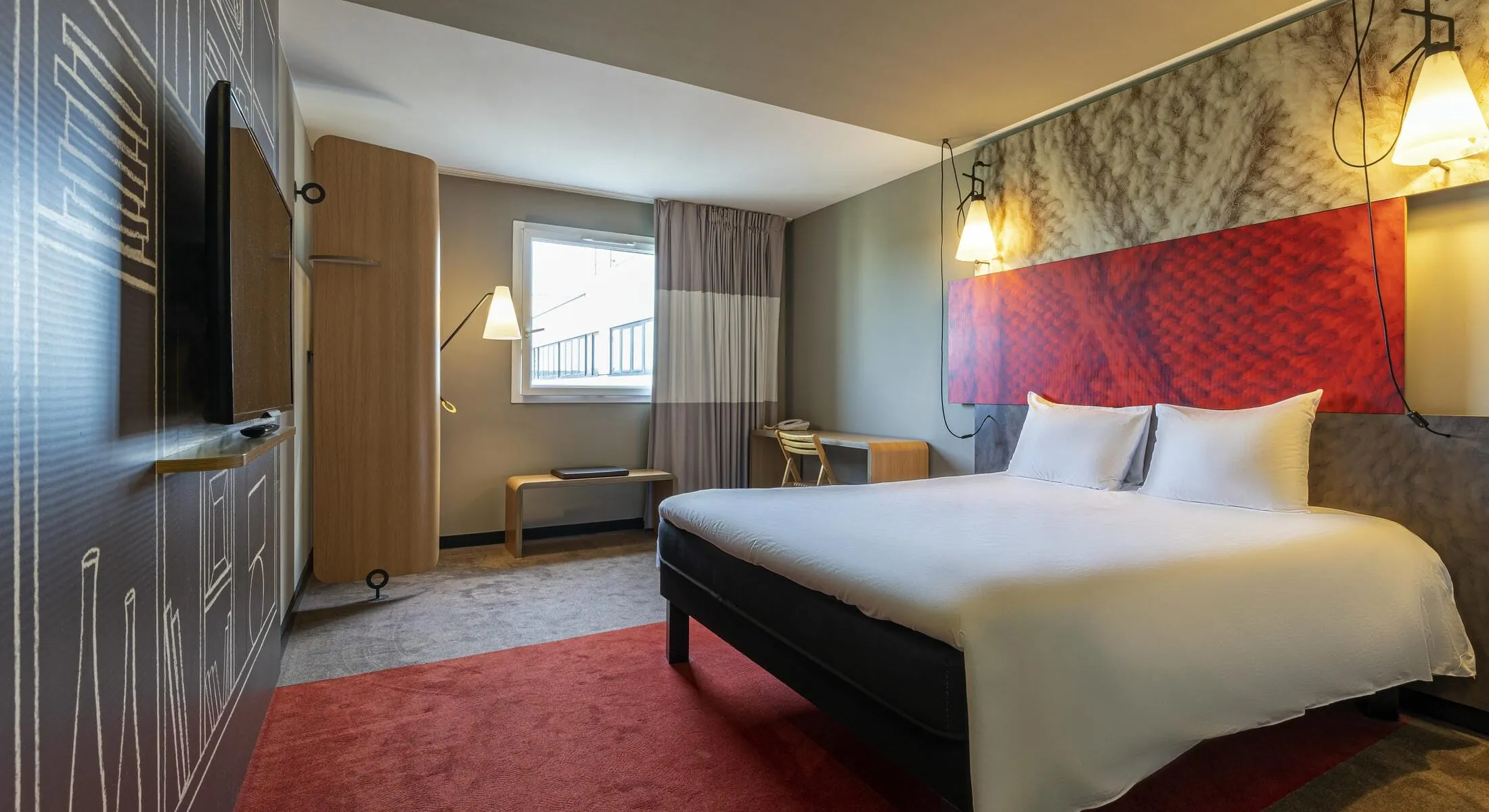 une chambre d'hôtel avec un lit et un bureau