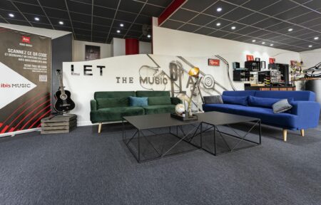 une salle avec une cuisine sur un thème Musique avec des canapés