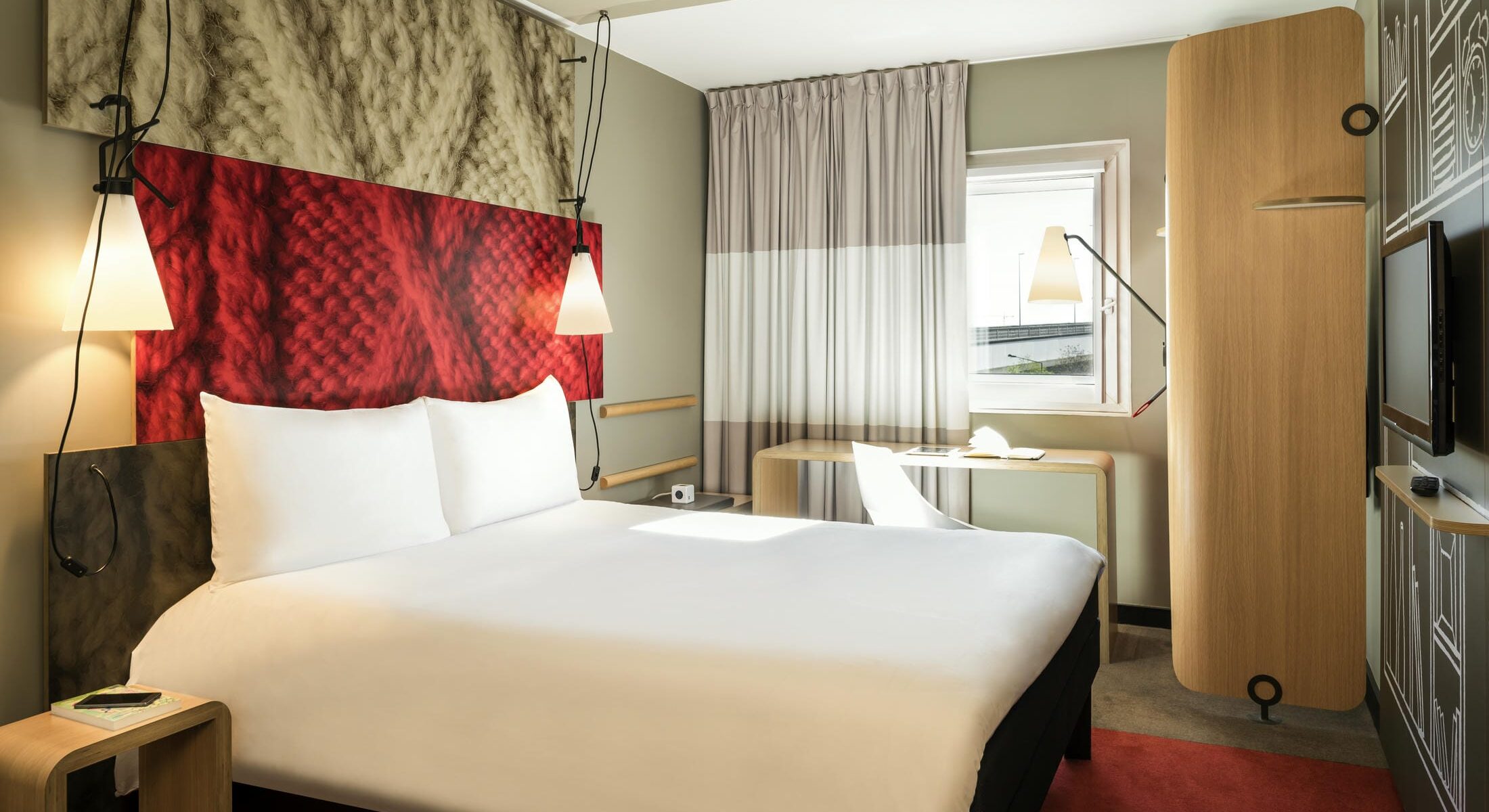 fr:: vue d'une chambre double à l'hôtel Ibis Paris Saint Denis en:: view of double room in hotel Ibis Paris Saint Denis