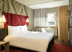 fr:: vue d'une chambre double à l'hôtel Ibis Paris Saint Denis en:: view of double room in hotel Ibis Paris Saint Denis