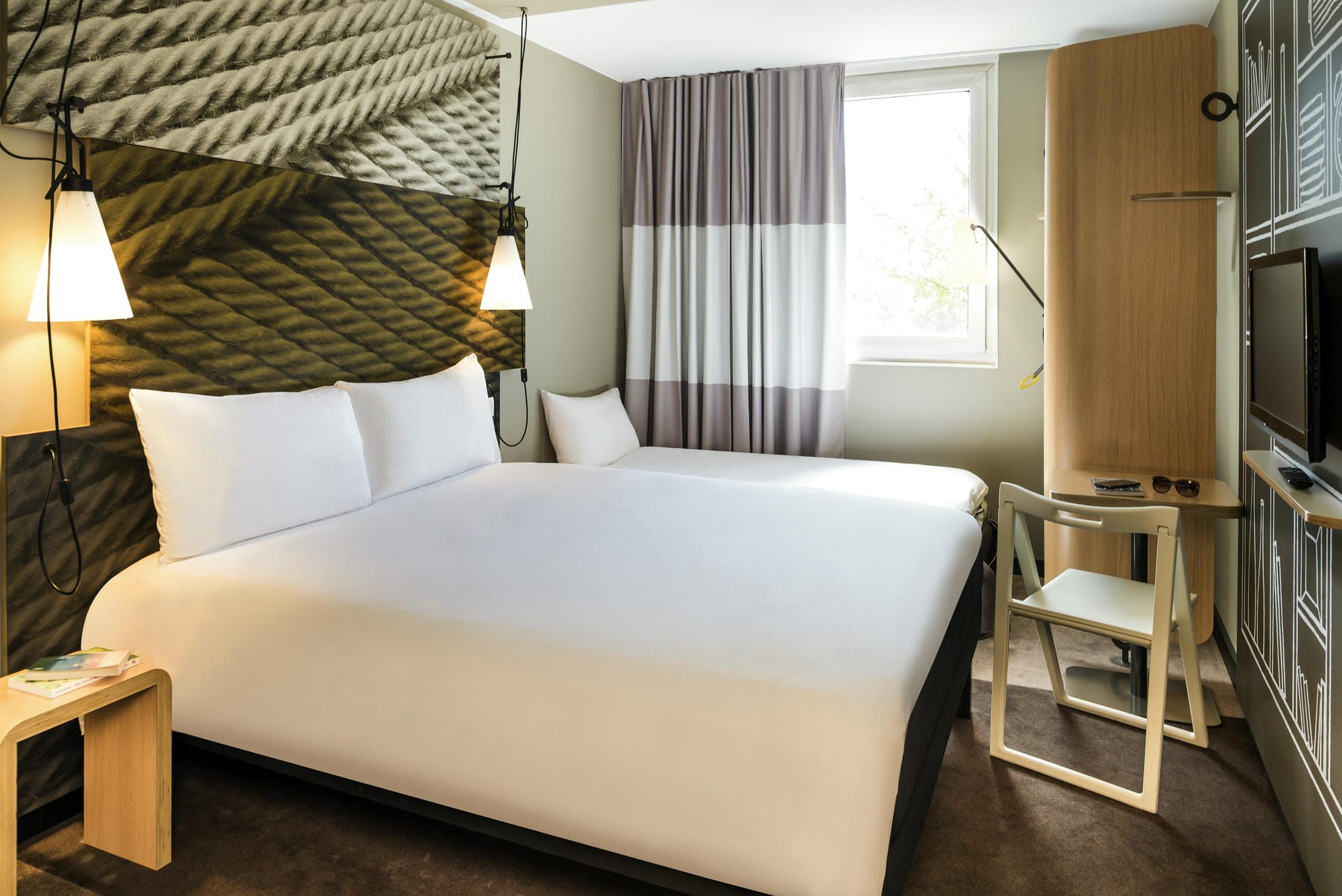 une chambre d'hôtel avec un grand lit et un petit bureau