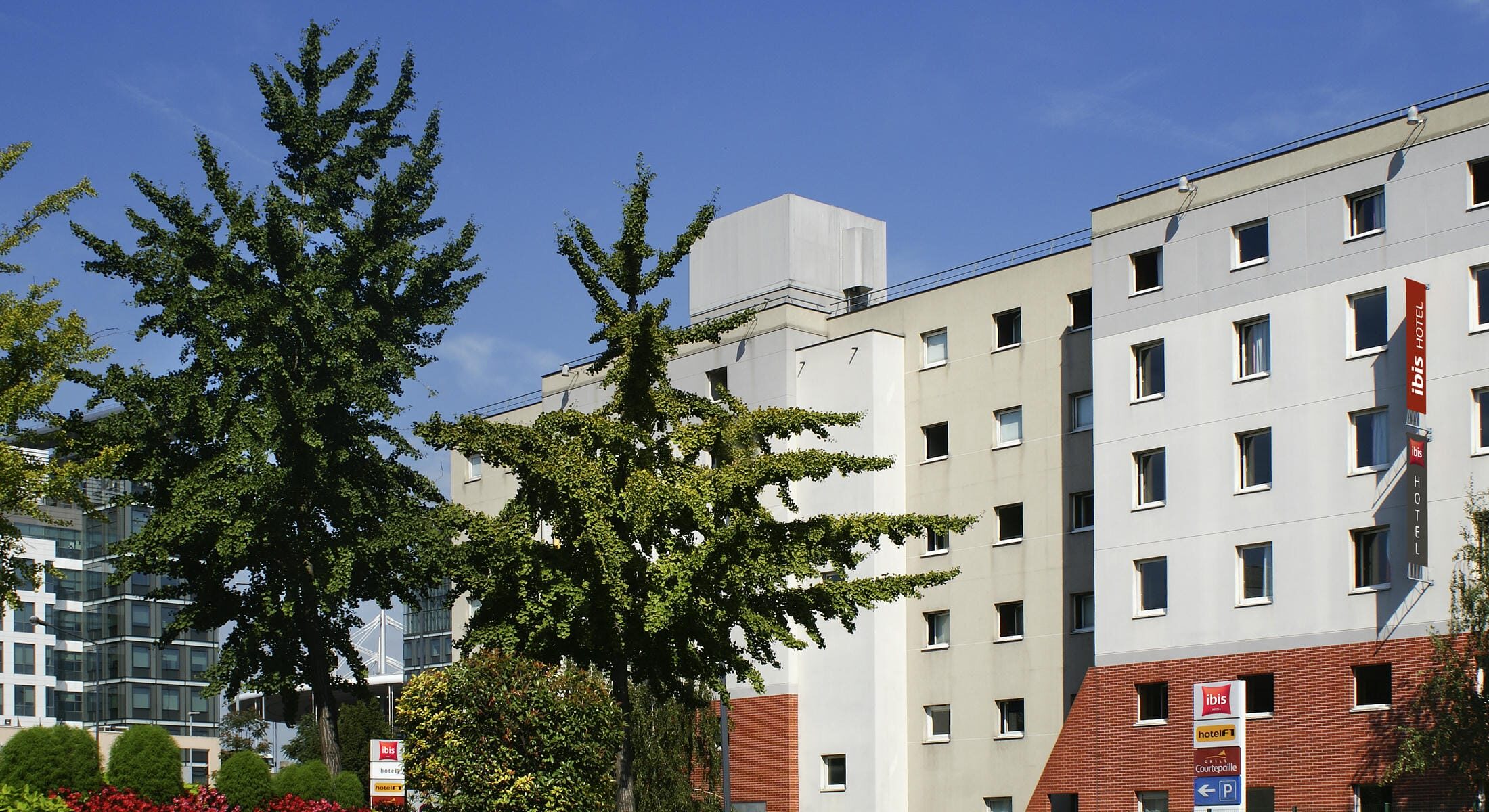 fr:: Facade de l'hotel Ibis Paris Saint-Denis par Abaca Giuliano Ottaviani en:: Facade of hotel Ibis Paris Saint-Denis by Abaca Giuliano Ottaviani
