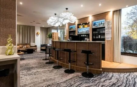 un bar avec des tabourets et un panneau portant l'inscription " a "