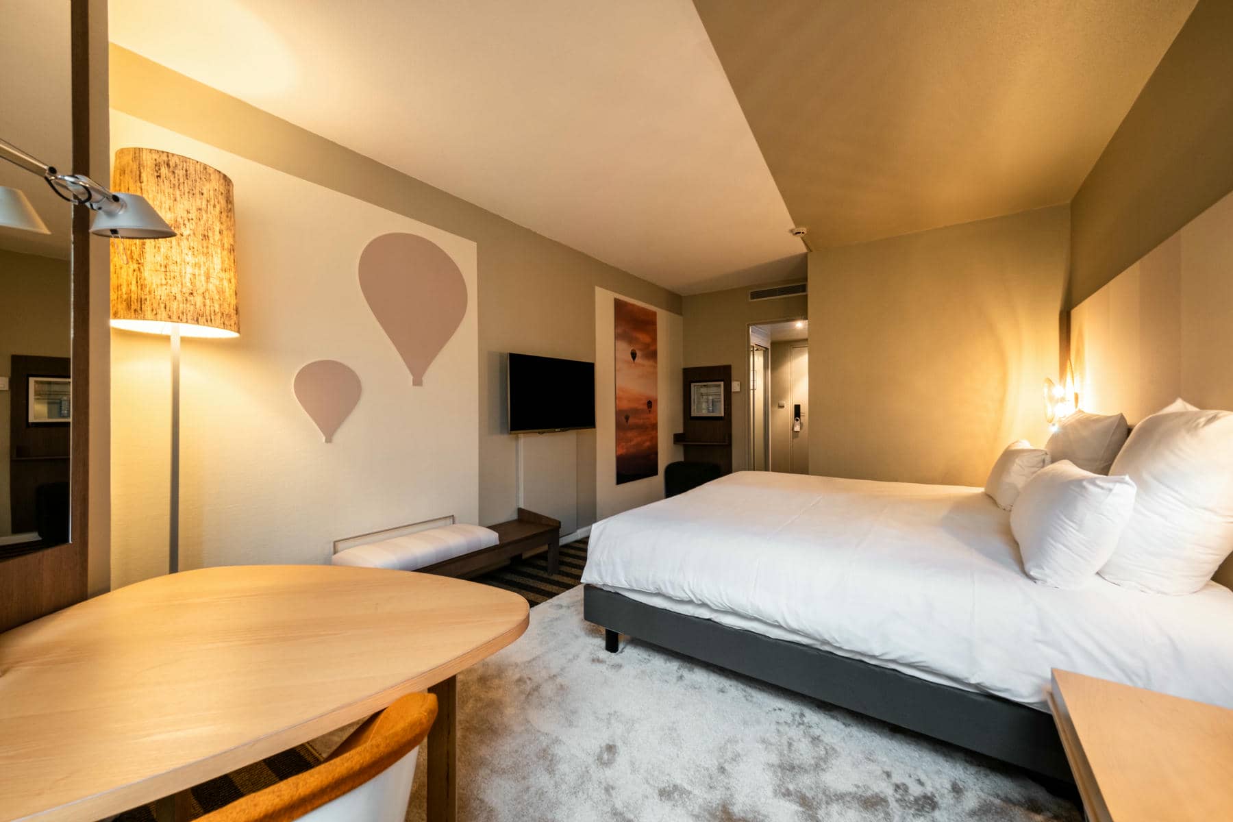 une chambre d'hôtel avec un lit et un bureau