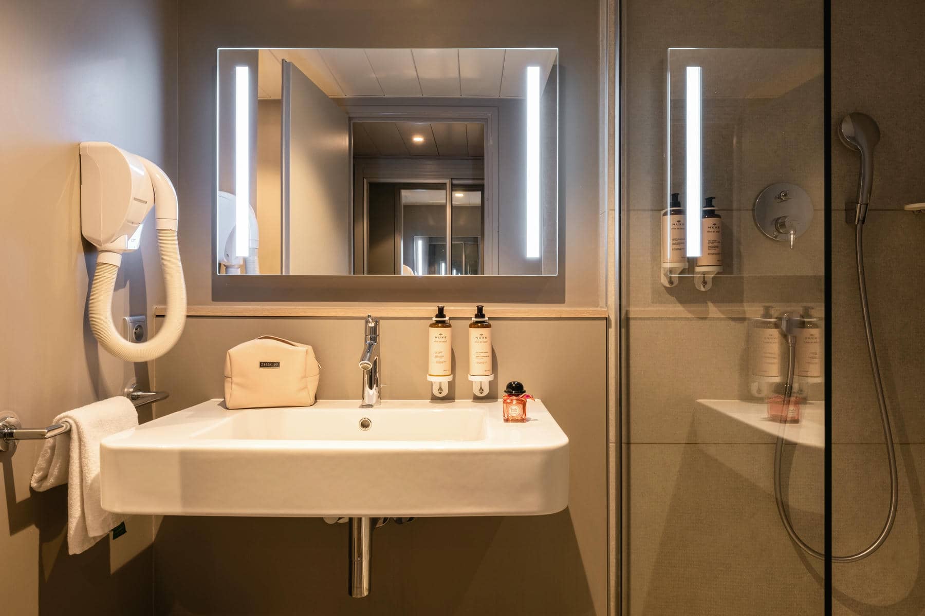 une salle de bain avec un lavabo et deux flacons de lotion