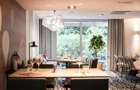 un restaurant avec des tables et des chaises et une lampe suspendue au plafond