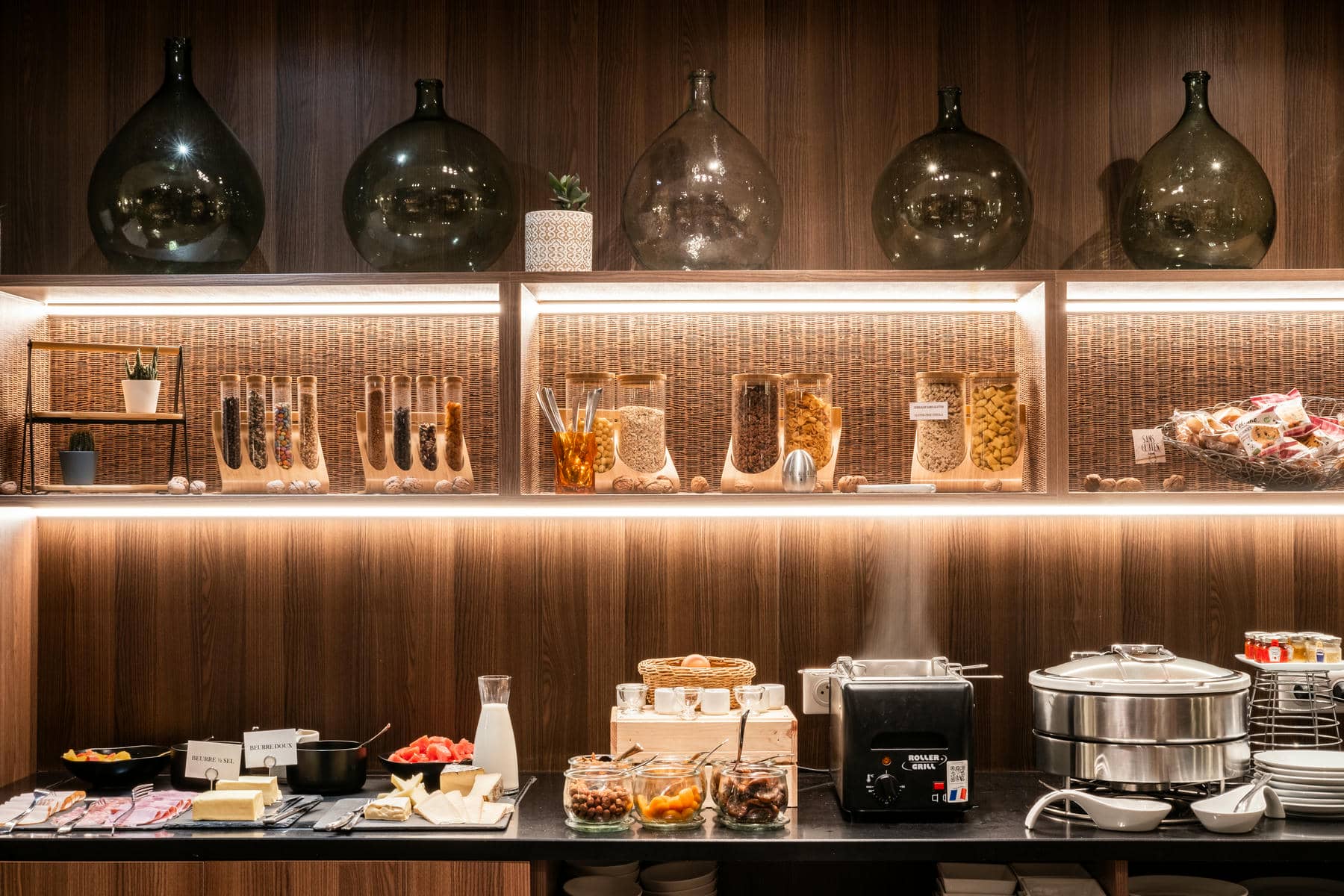 un buffet avec un grille-pain sur lequel est inscrit "continental