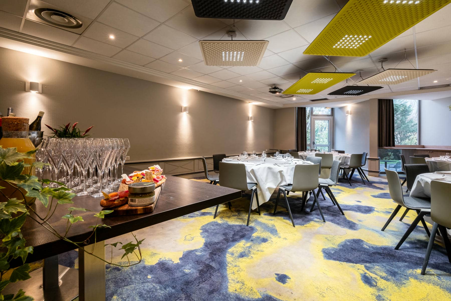 une pièce avec des tables et des chaises et une boîte de confiture sur la table