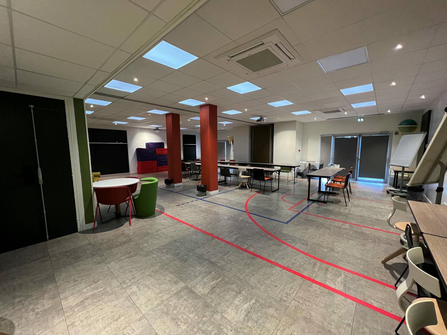 une grande salle avec des tables et des chaises