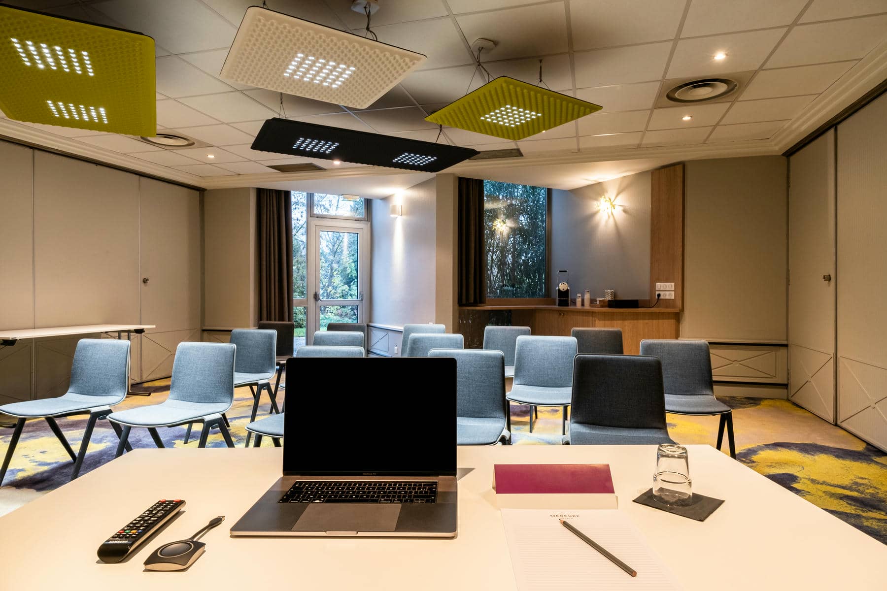 une salle de conférence vide avec un ordinateur portable sur une table