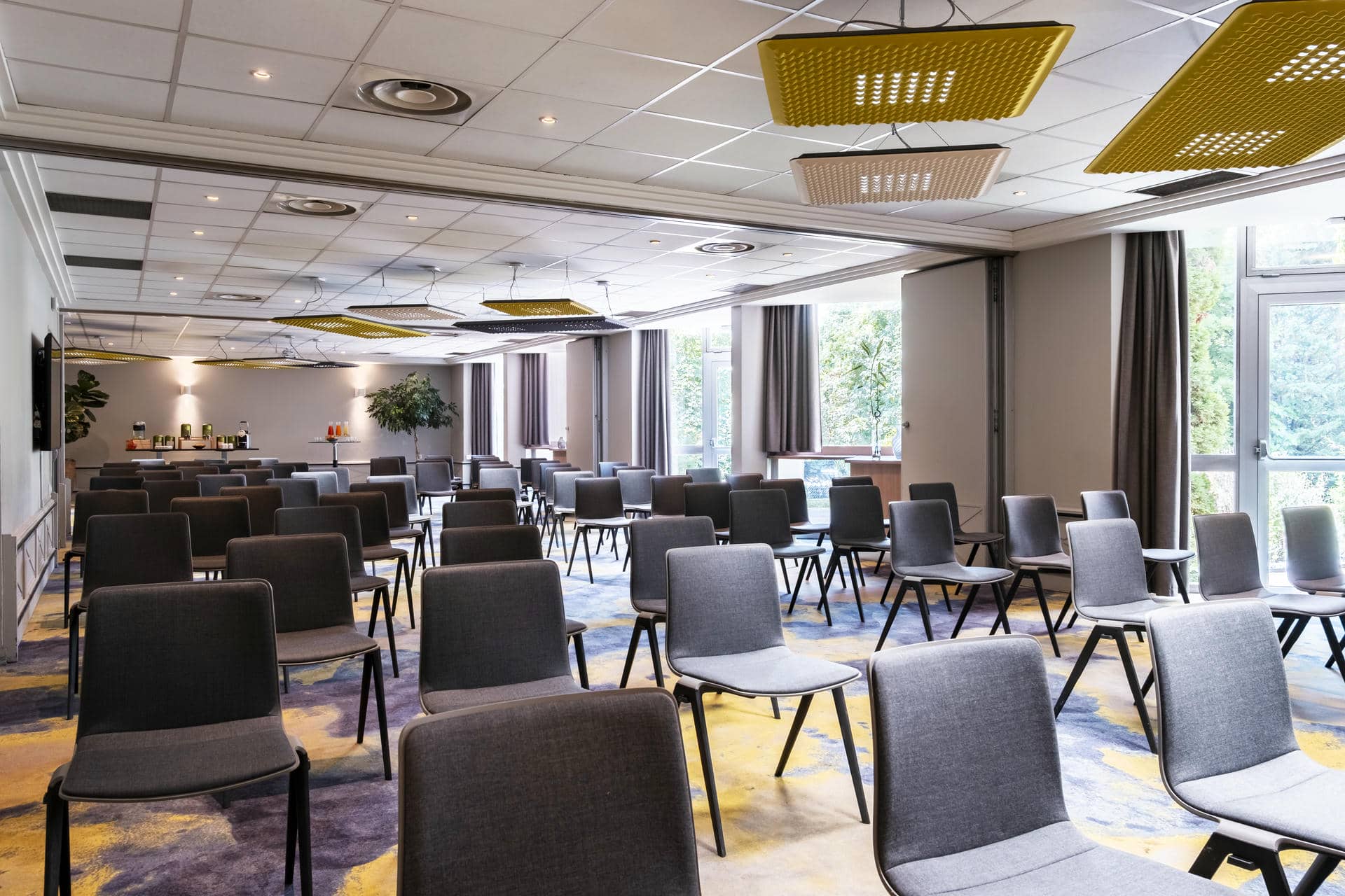 des rangées de chaises sont alignées dans une salle de conférence