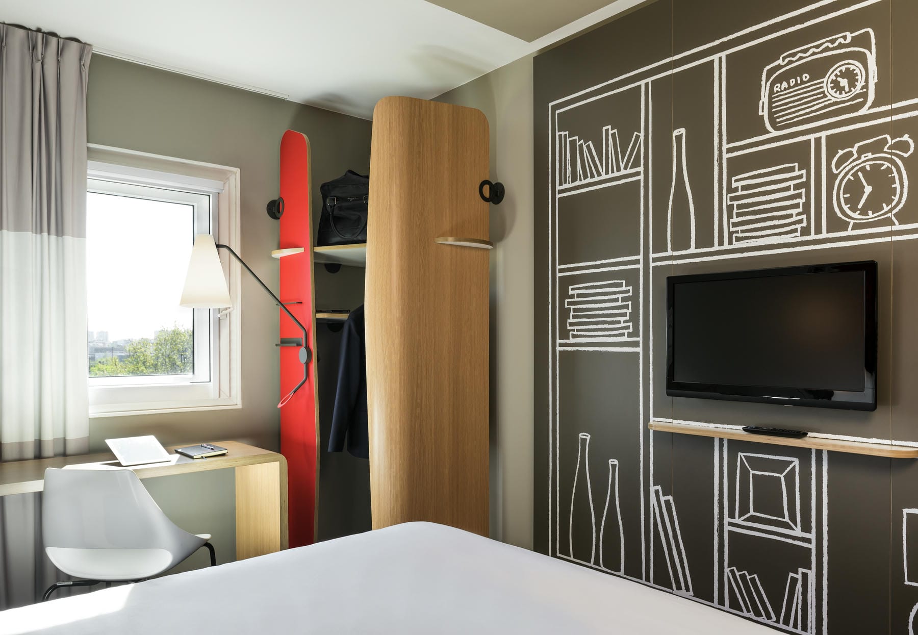 une pièce avec une télévision et une radio au mur