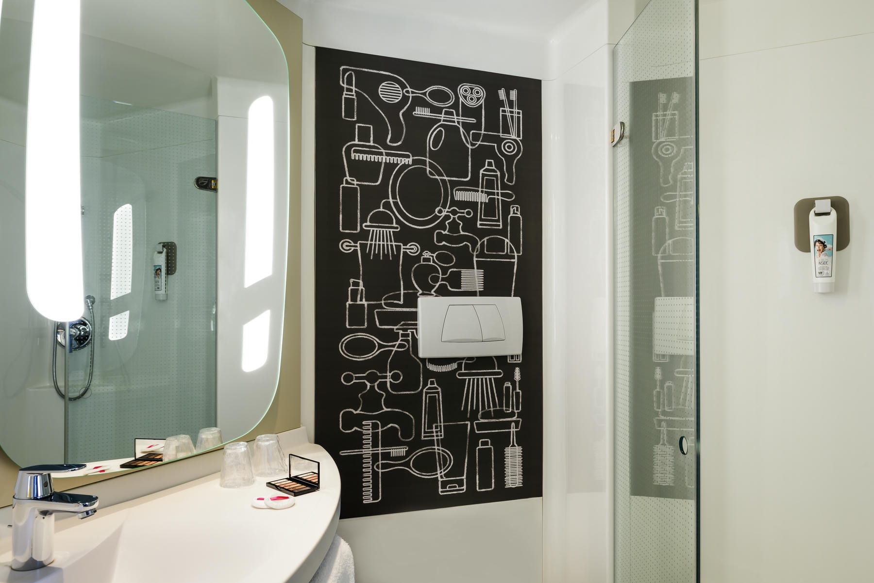 une salle de bains avec un dessin de produits cosmétiques sur le mur
