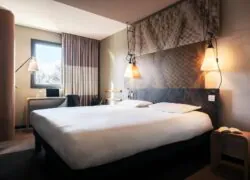 une chambre d'hôtel avec un lit et un bureau