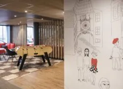 un dessin d'un groupe de personnes se tenant les unes à côté des autres sur un mur