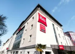 un bâtiment blanc avec un panneau rouge indiquant ibis