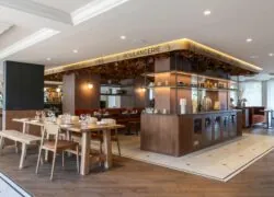 un restaurant dont l'enseigne porte l'inscription boulangerie