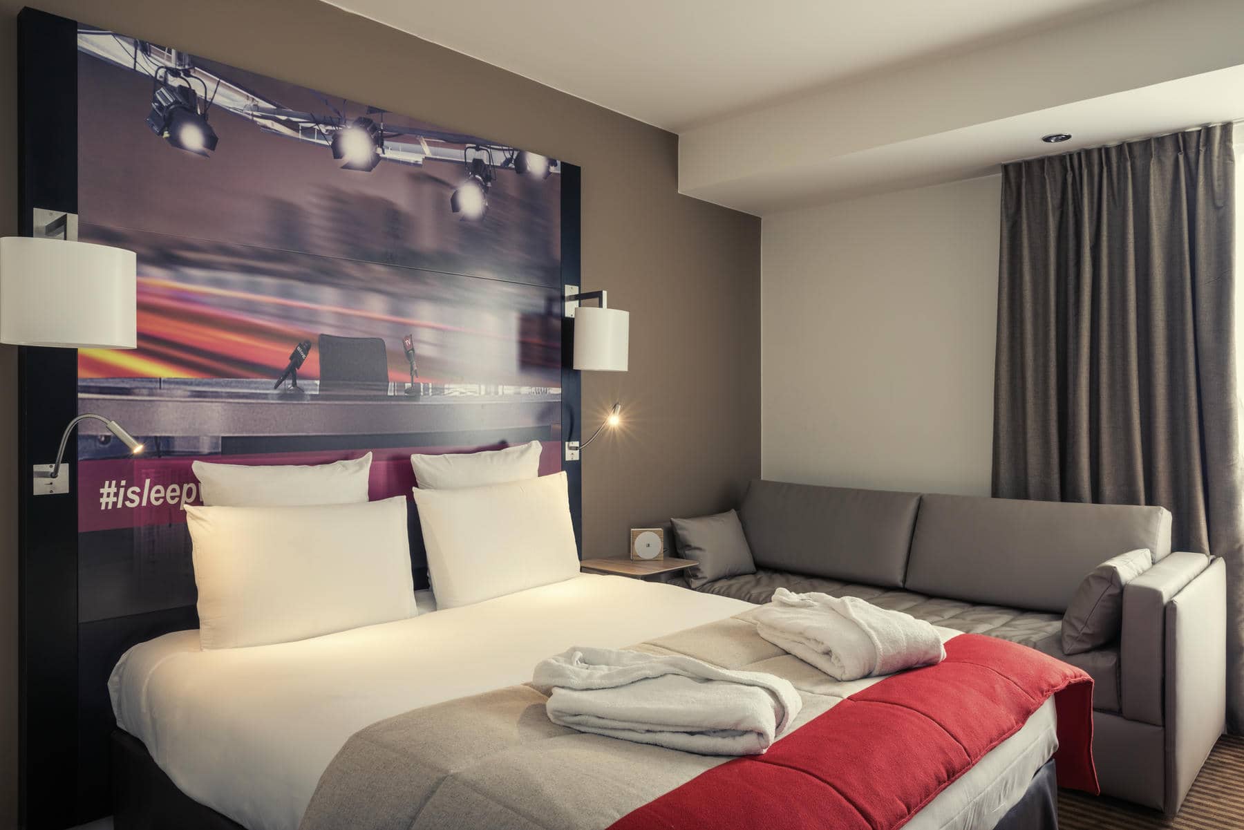 une chambre d'hôtel avec un grand lit et un canapé