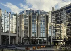 un grand bâtiment portant le mot "hôtel