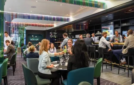 un groupe de personnes est assis à des tables dans un restaurant