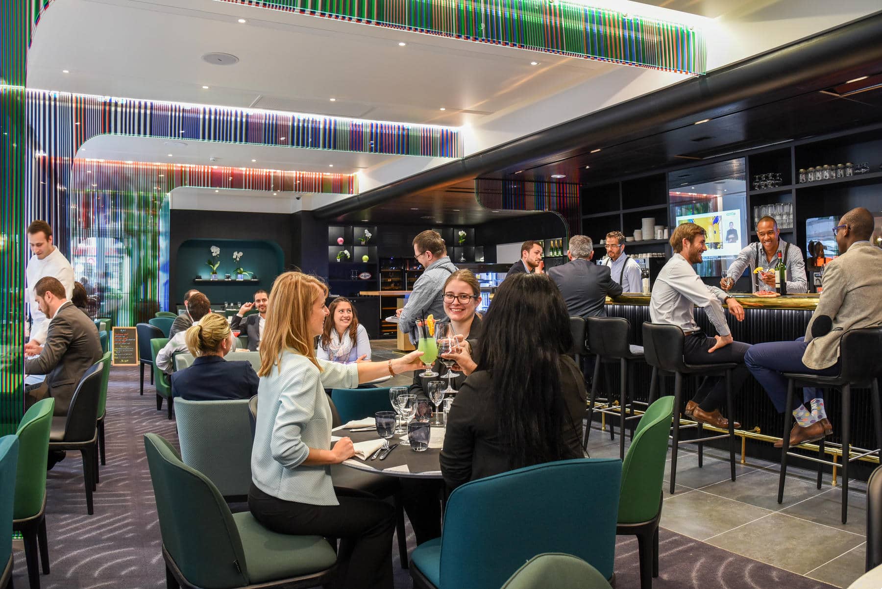 un groupe de personnes est assis à des tables dans un restaurant