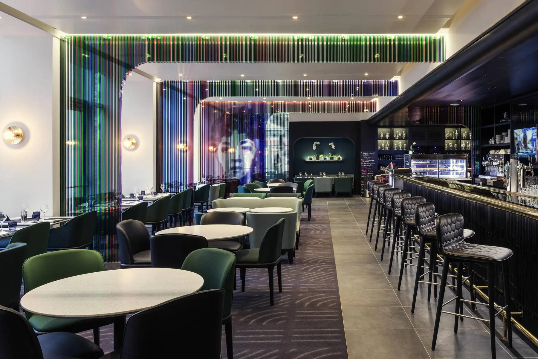 un restaurant avec tables et chaises et un bar