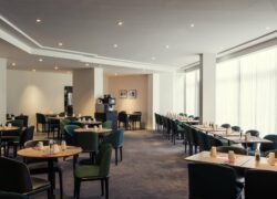 un restaurant avec tables et chaises et une machine à café