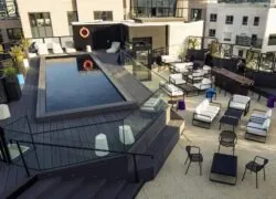 une grande piscine sur laquelle se trouve une bouée de sauvetage