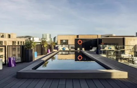 une grande piscine sur le toit d'un bâtiment