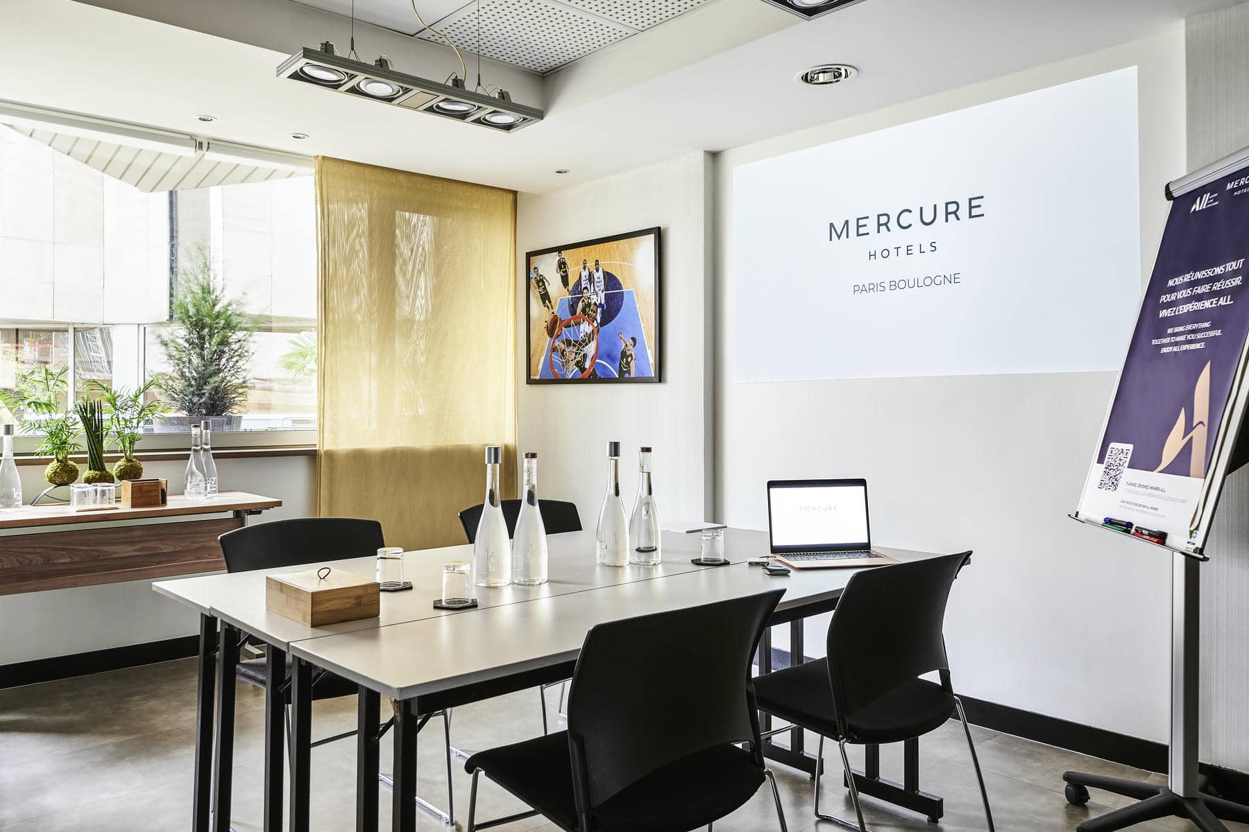 une salle de conférence avec les hôtels mercure paris boulogne sur le mur